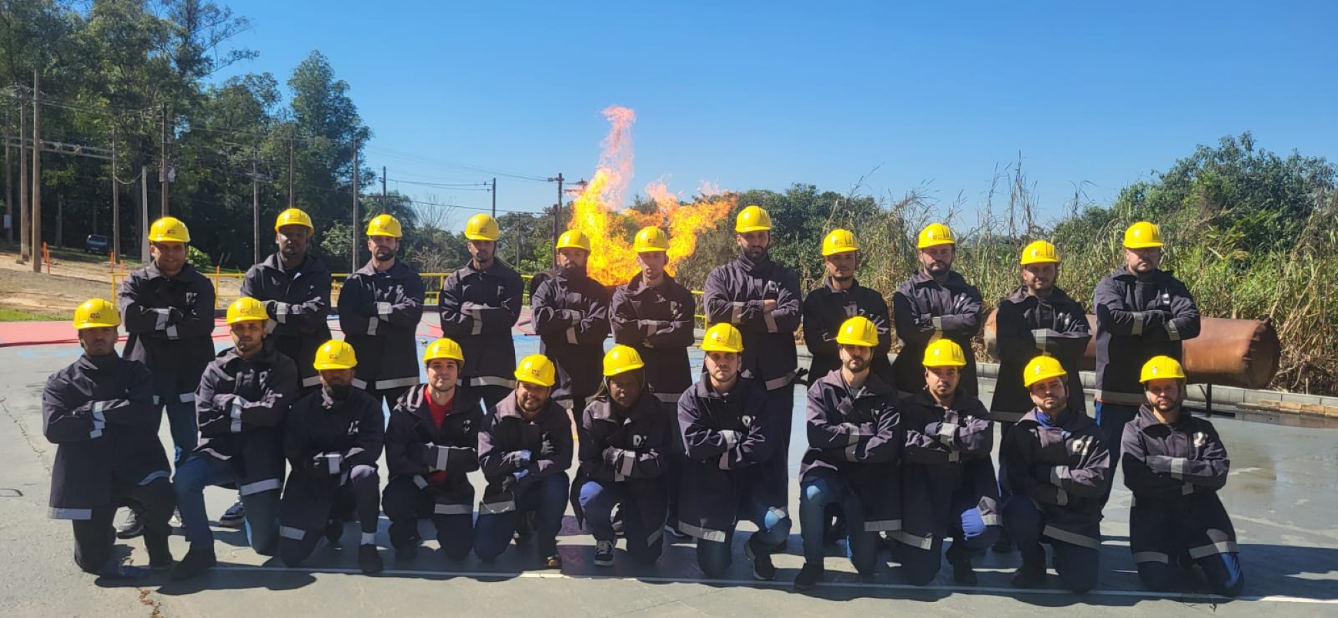 Membros da briga de emergência da Transys Brasil participam de treinamento
